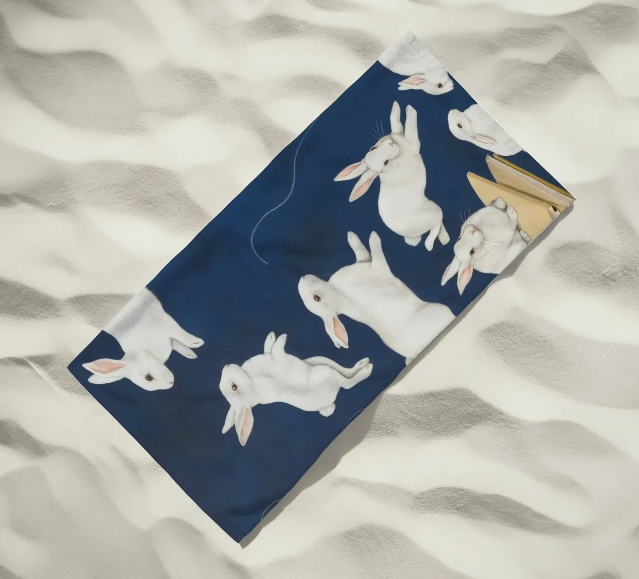 Springende witte konijnen strandhanddoek van Aurora Muse