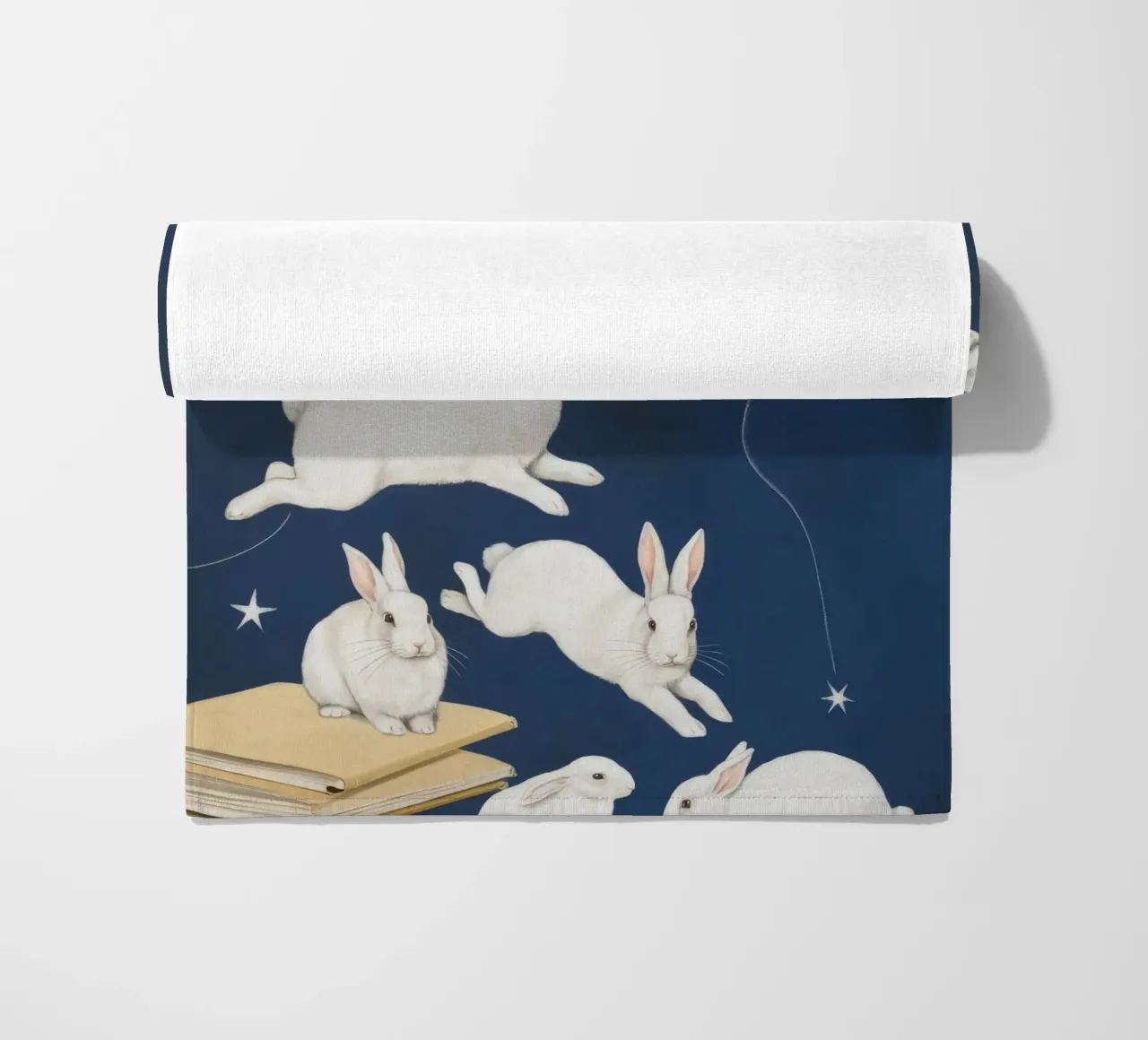 Springende witte konijnen strandhanddoek van Aurora Muse