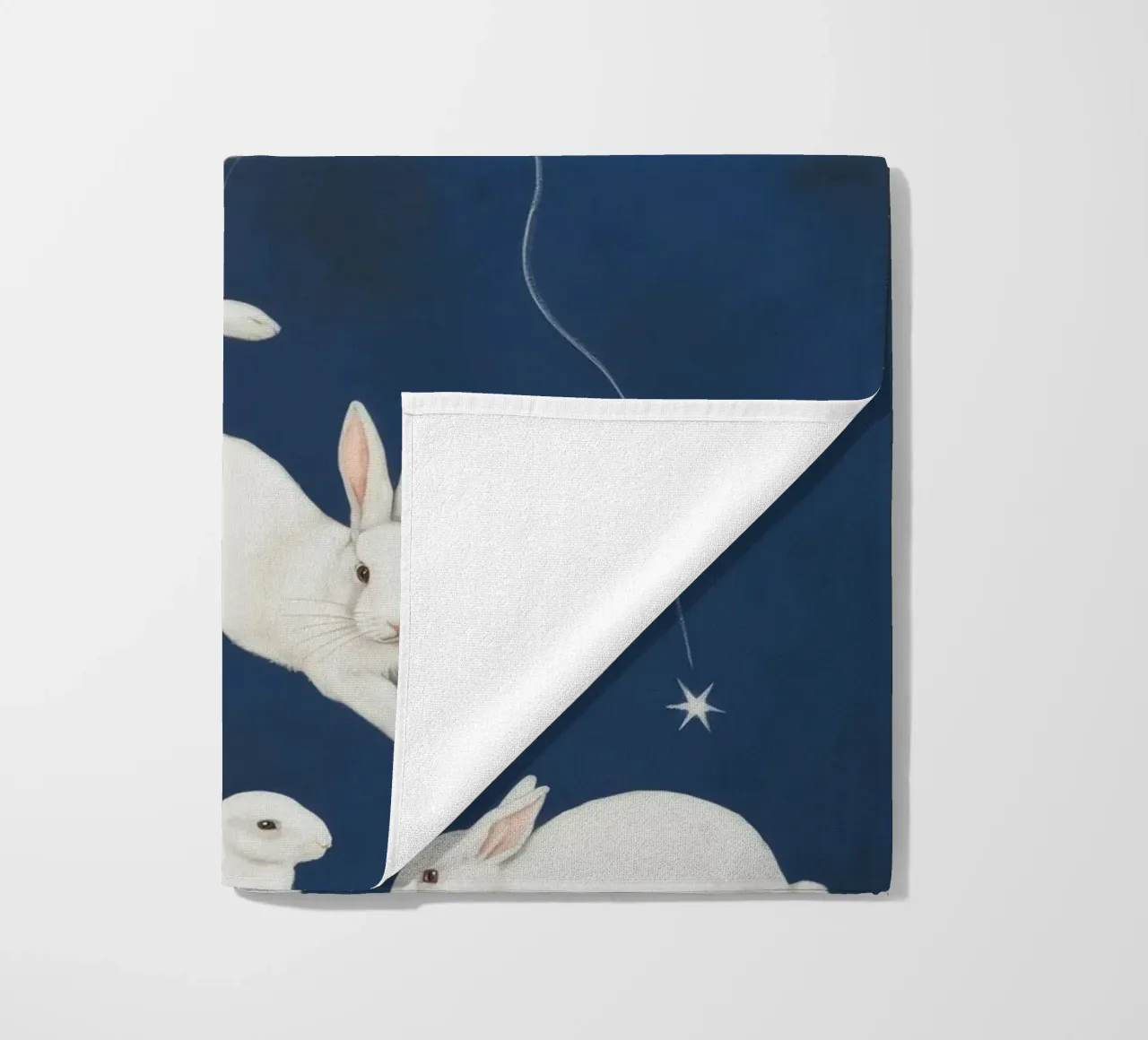 Springende witte konijnen strandhanddoek van Aurora Muse