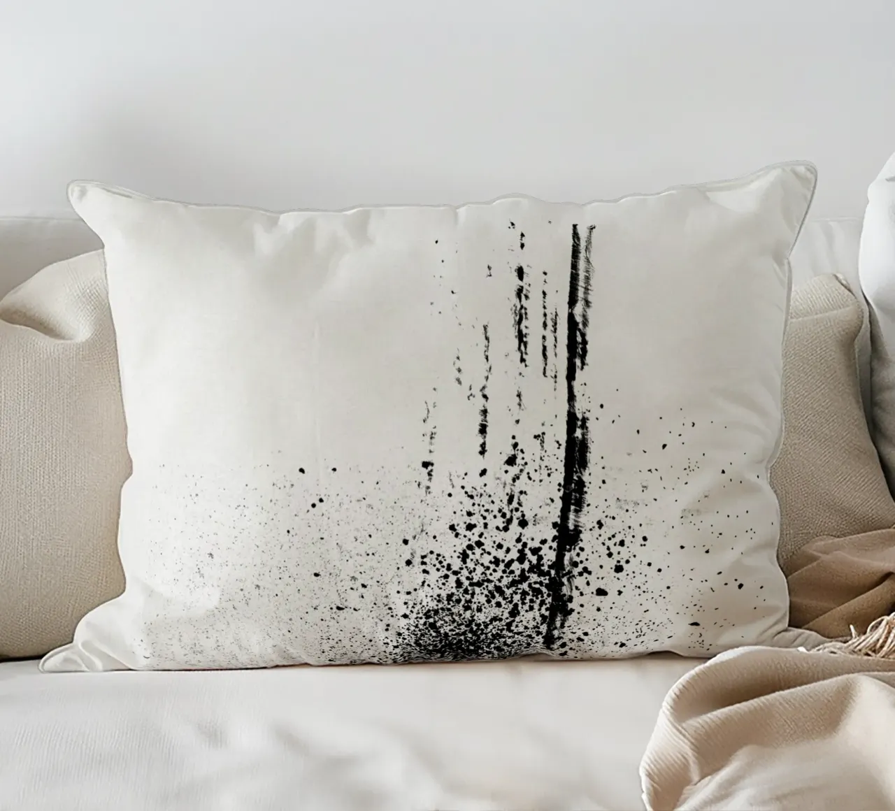 Modern abstract of paint splatters cream background cuscino da Imaginative