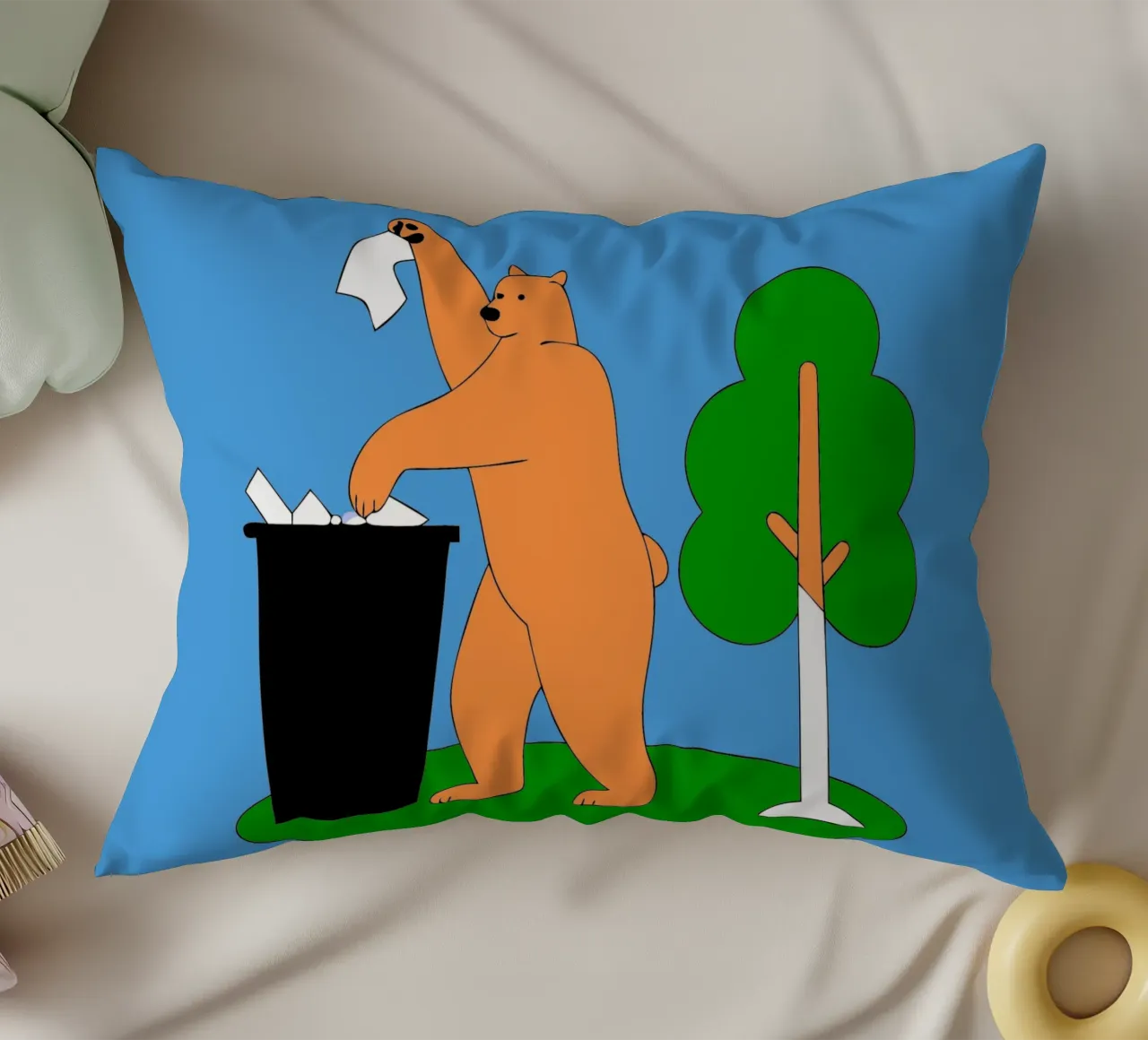 L'orso getta la spazzatura cuscino da OUR SHOP