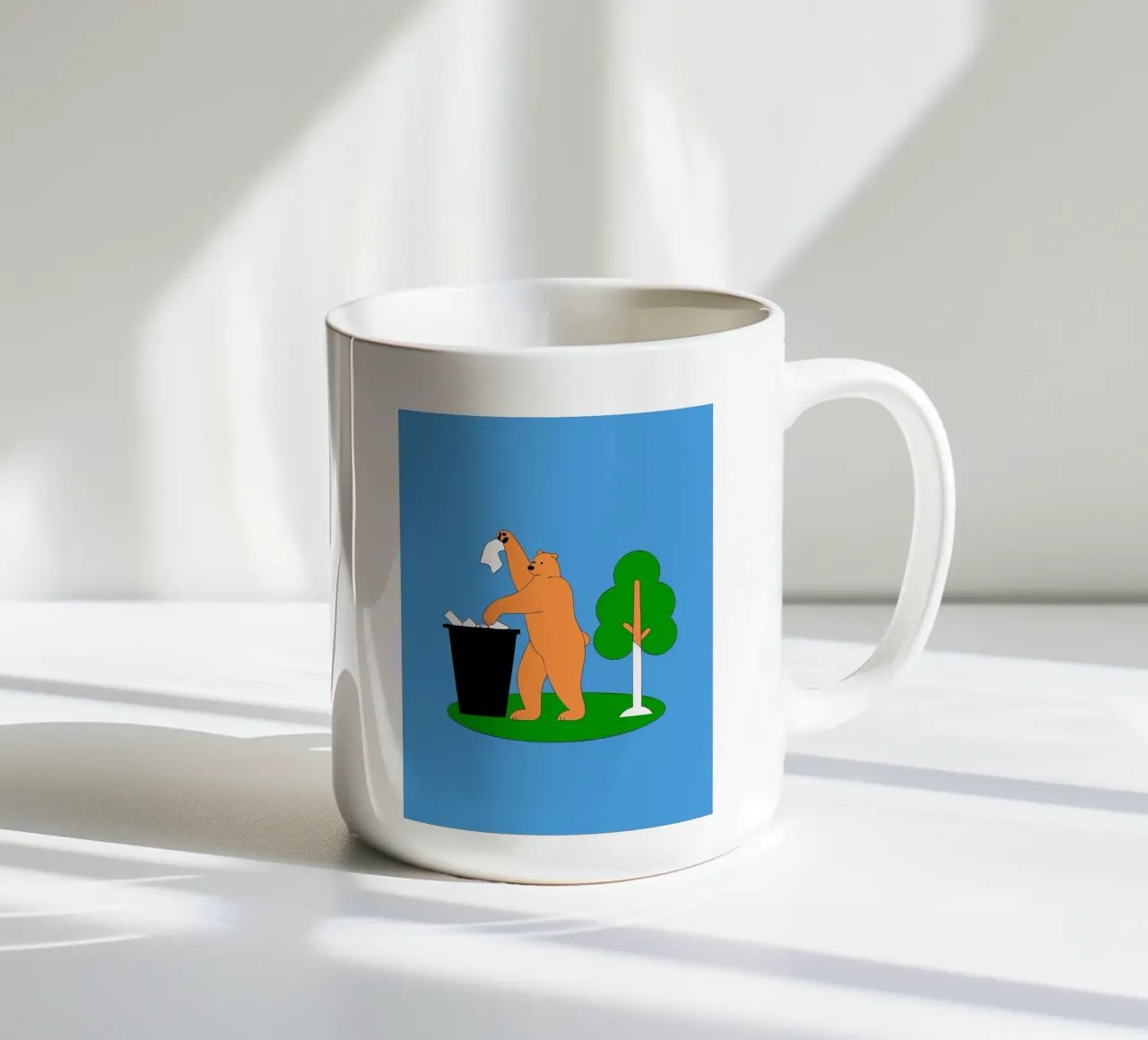 L'orso getta la spazzatura tazza in ceramica da OUR SHOP