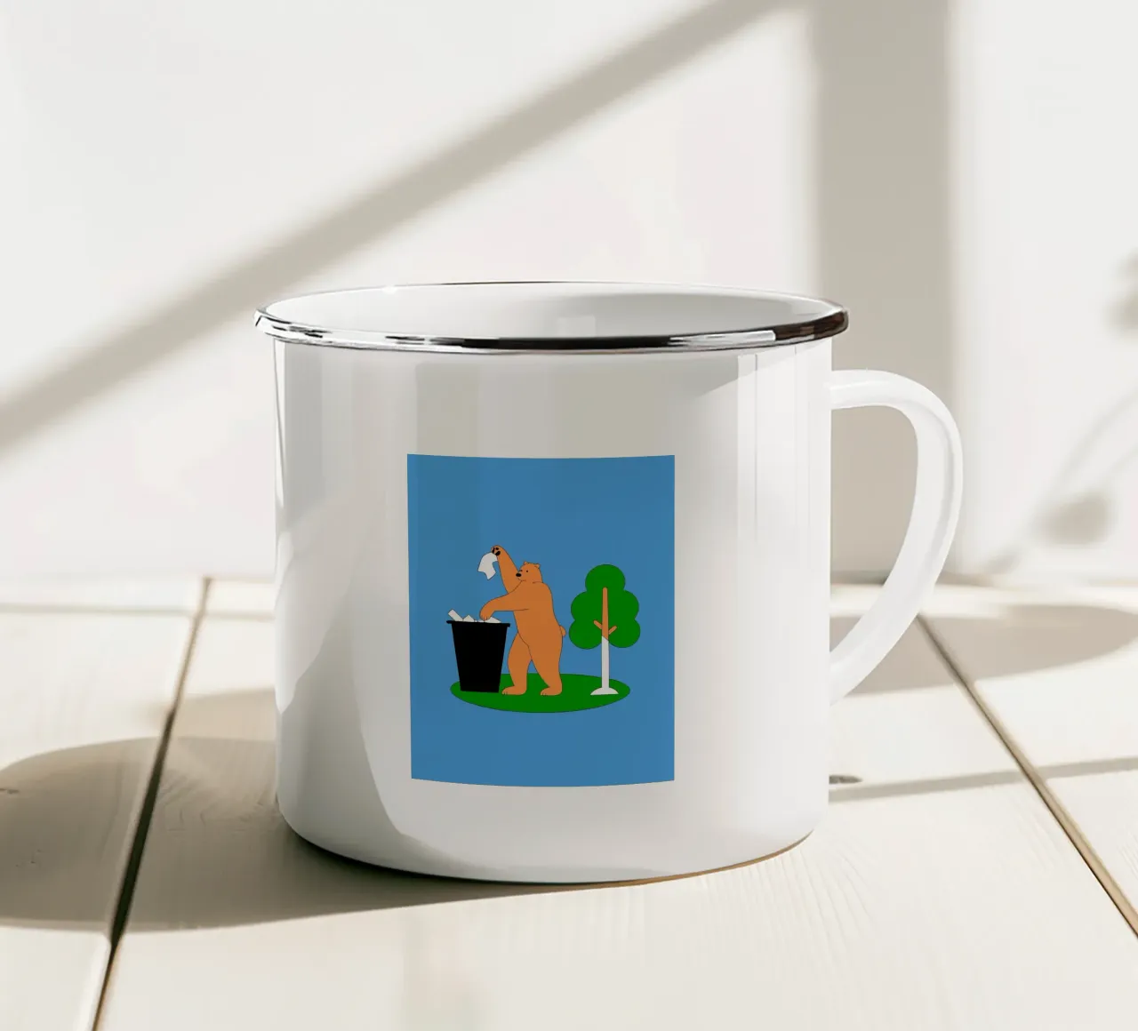 L'orso getta la spazzatura tazza in smalto da OUR SHOP