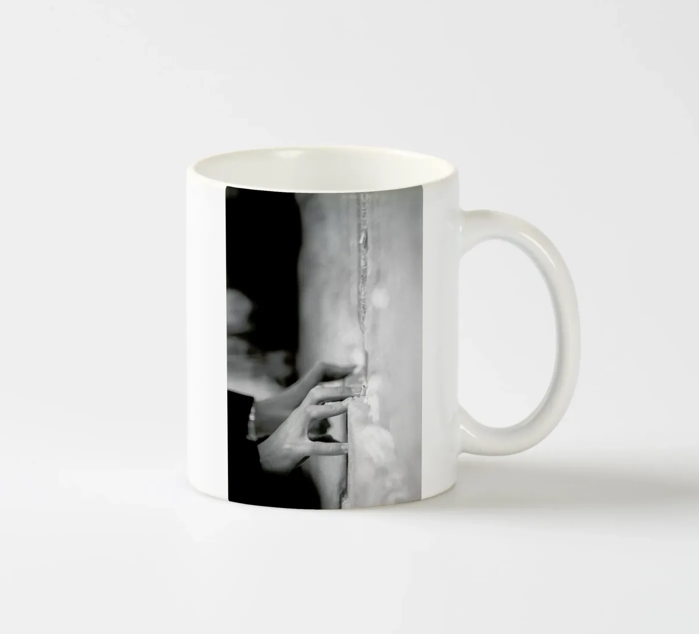 Prayer mug en céramique de Tal Paz-Fridman