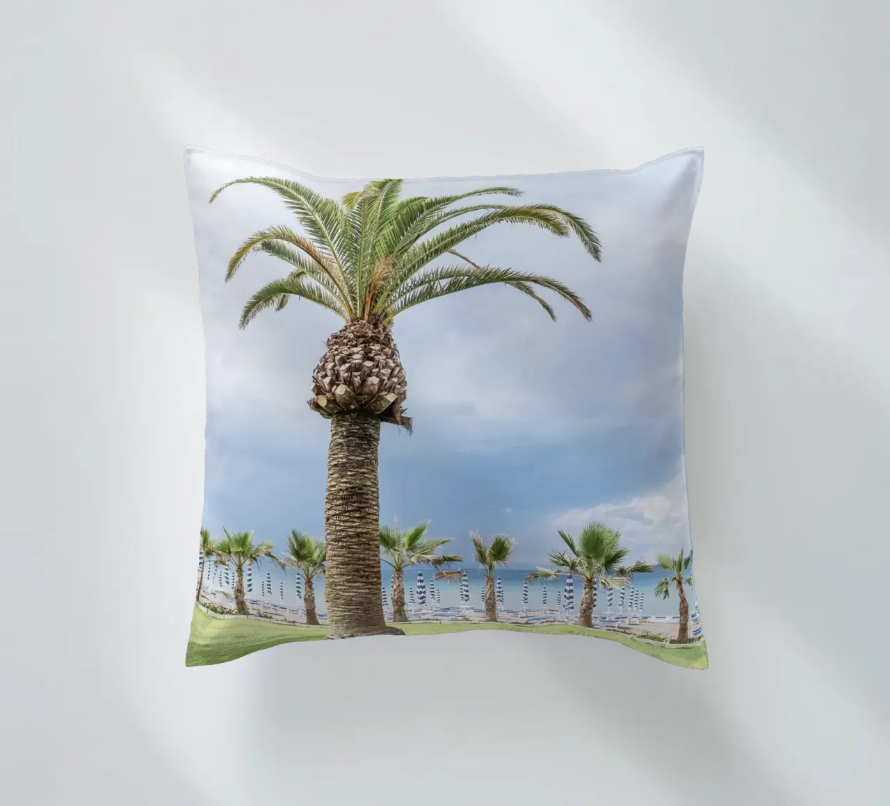 Palm at the Italian beach cuscino da photolovers