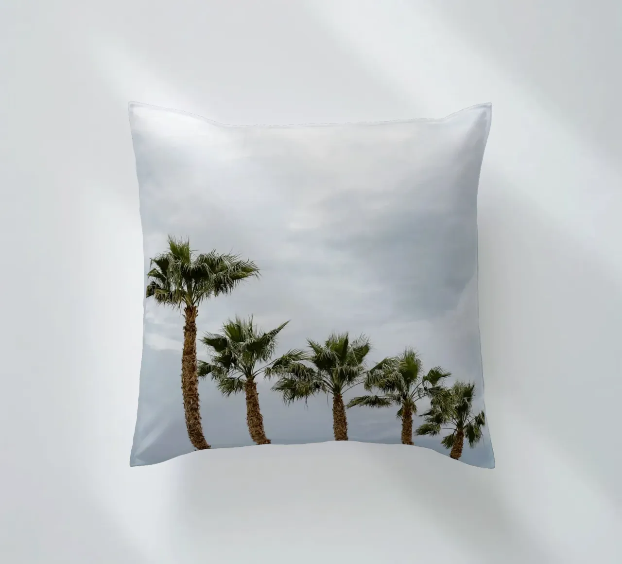 Palm trees in a row at the beach Kissen von photolovers