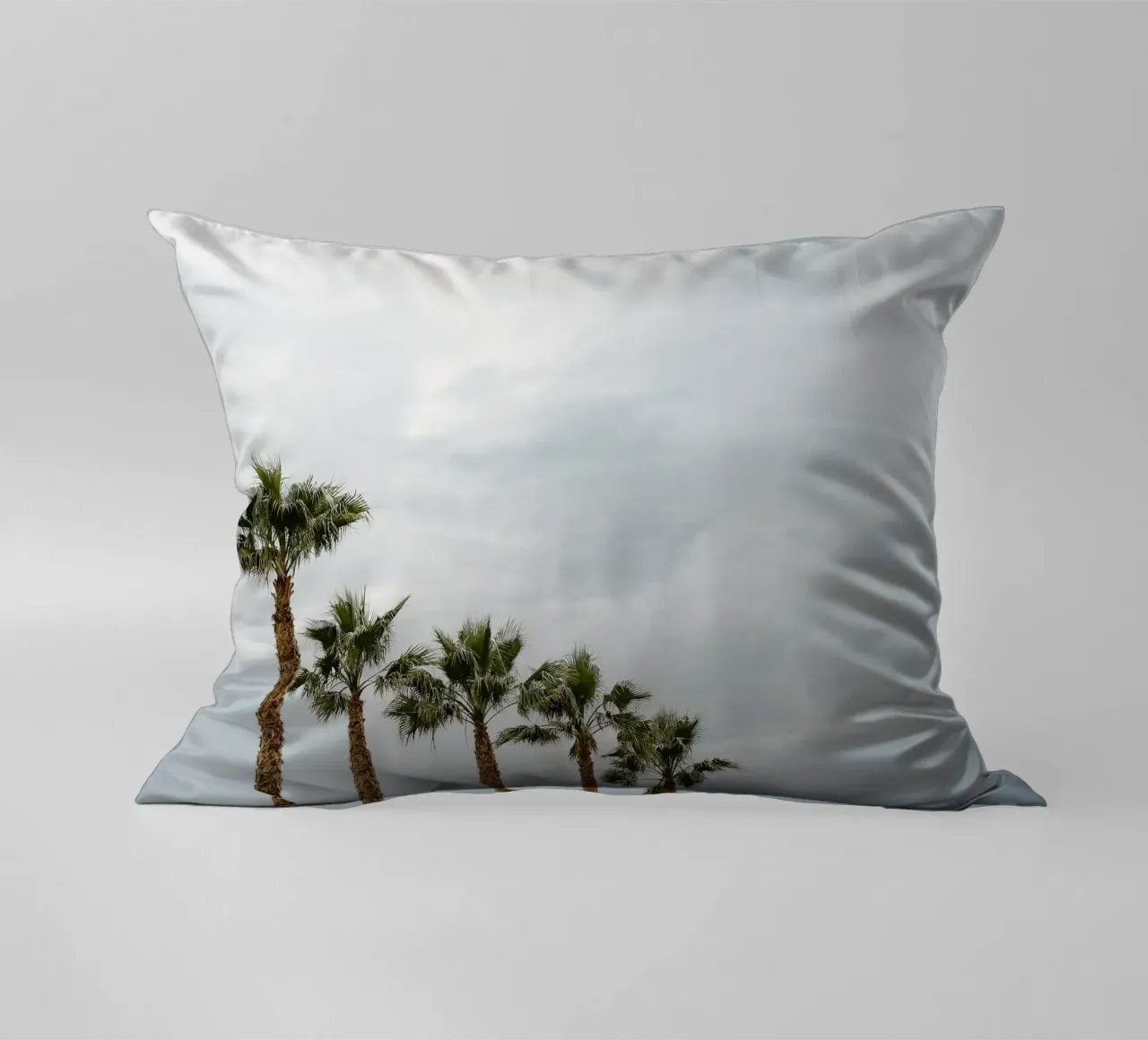 Palm trees in a row at the beach Kissen von photolovers