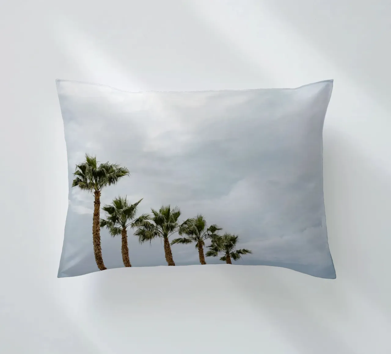 Palm trees in a row at the beach Kissen von photolovers