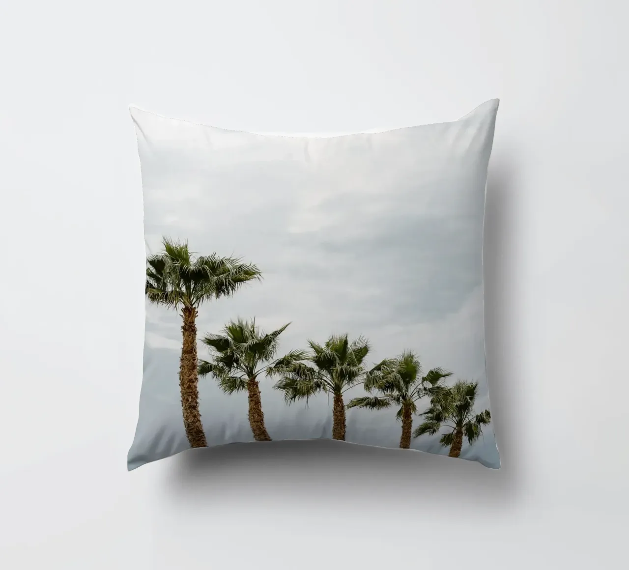 Palm trees in a row at the beach Kissen von photolovers