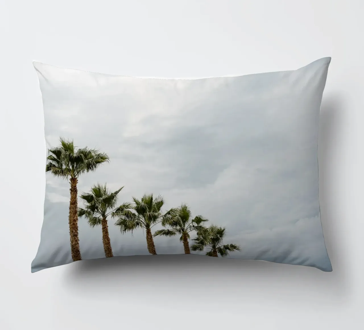 Palm trees in a row at the beach Kissen von photolovers