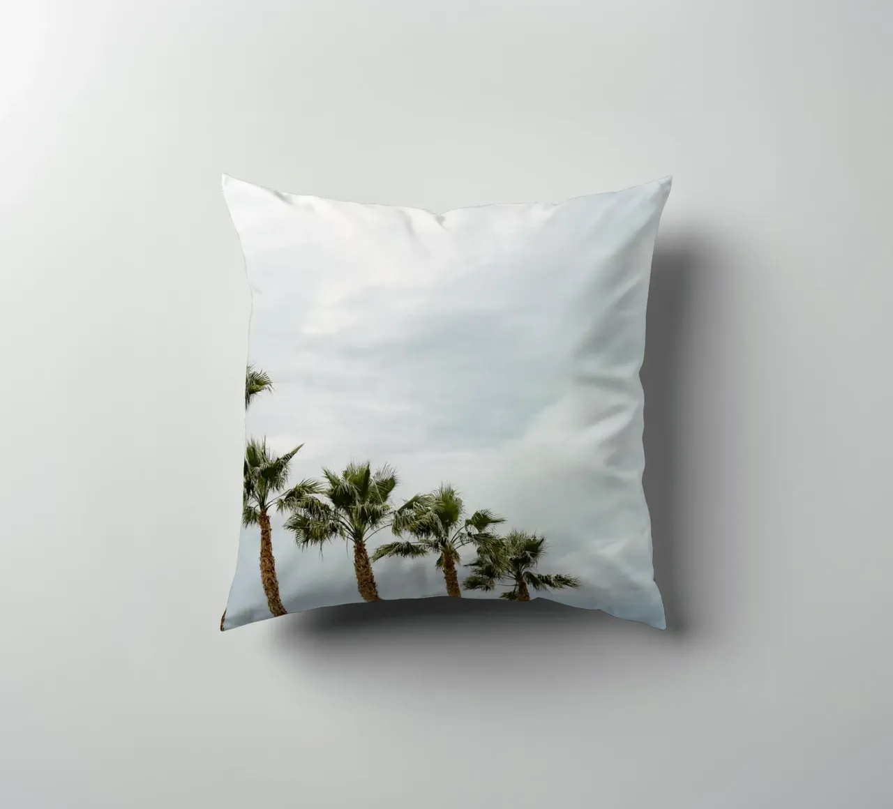 Palm trees in a row at the beach Kissen von photolovers