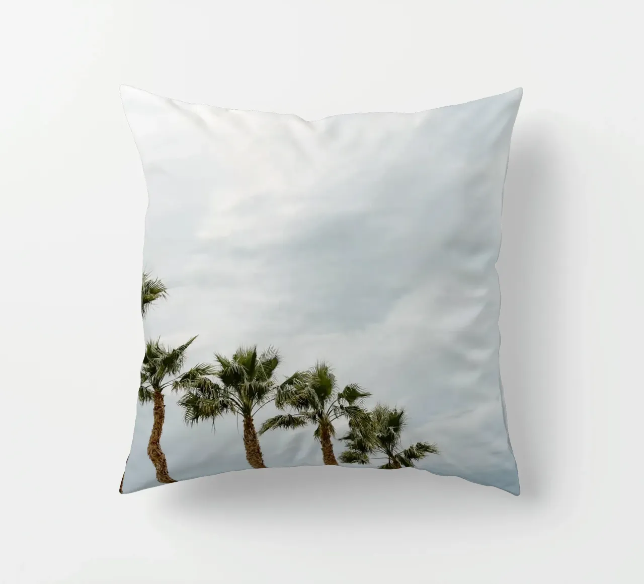 Palm trees in a row at the beach Kissen von photolovers