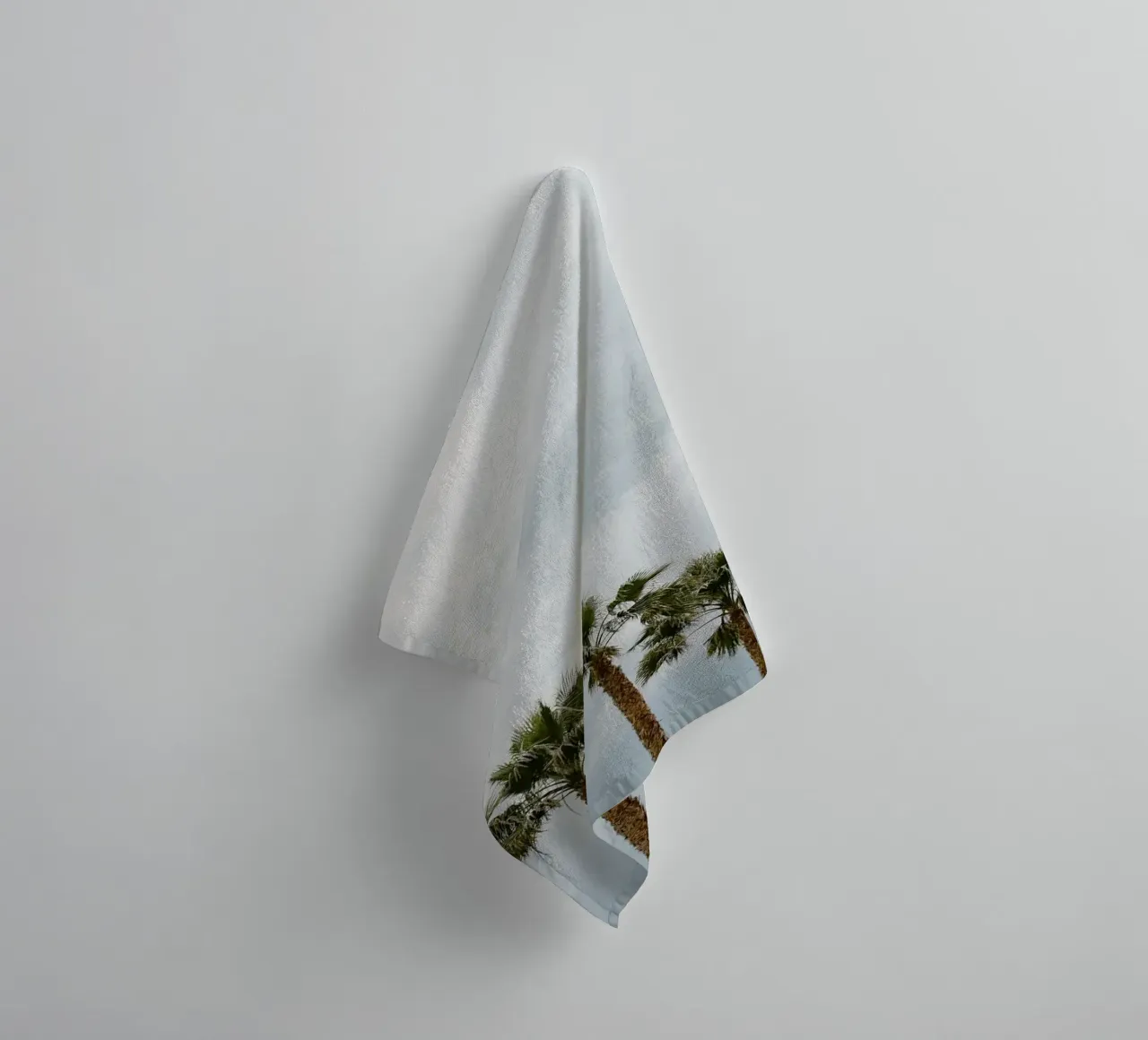 Palm trees in a row at the beach asciugamano da bagno da photolovers