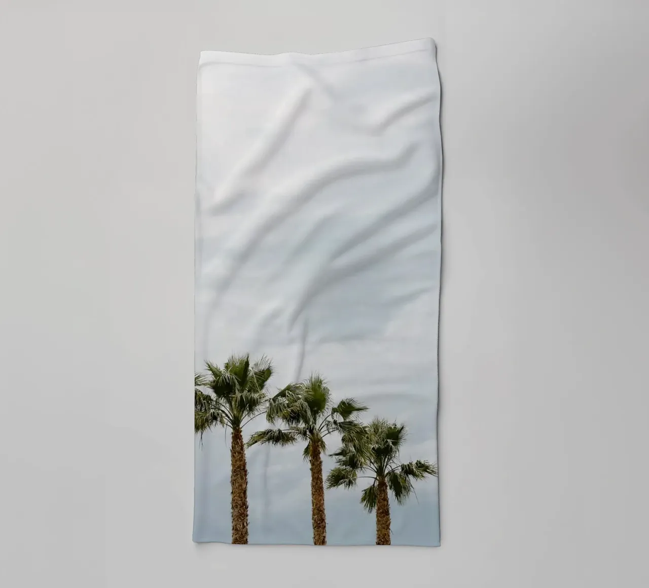 Palm trees in a row at the beach asciugamano da bagno da photolovers