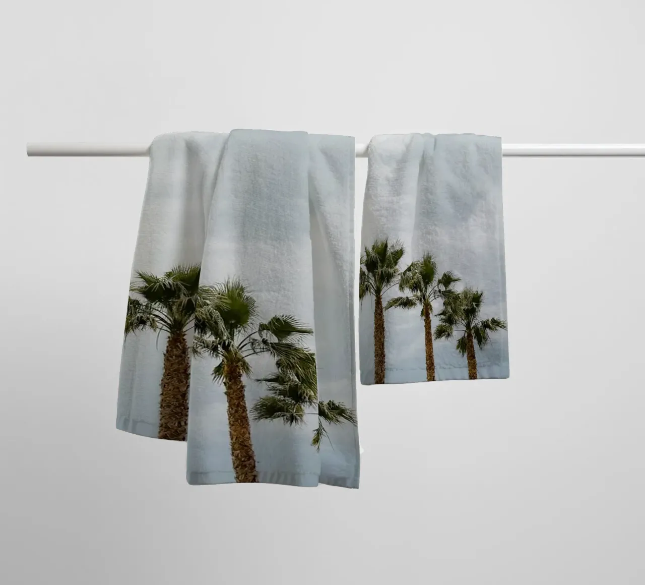 Palm trees in a row at the beach asciugamano da bagno da photolovers