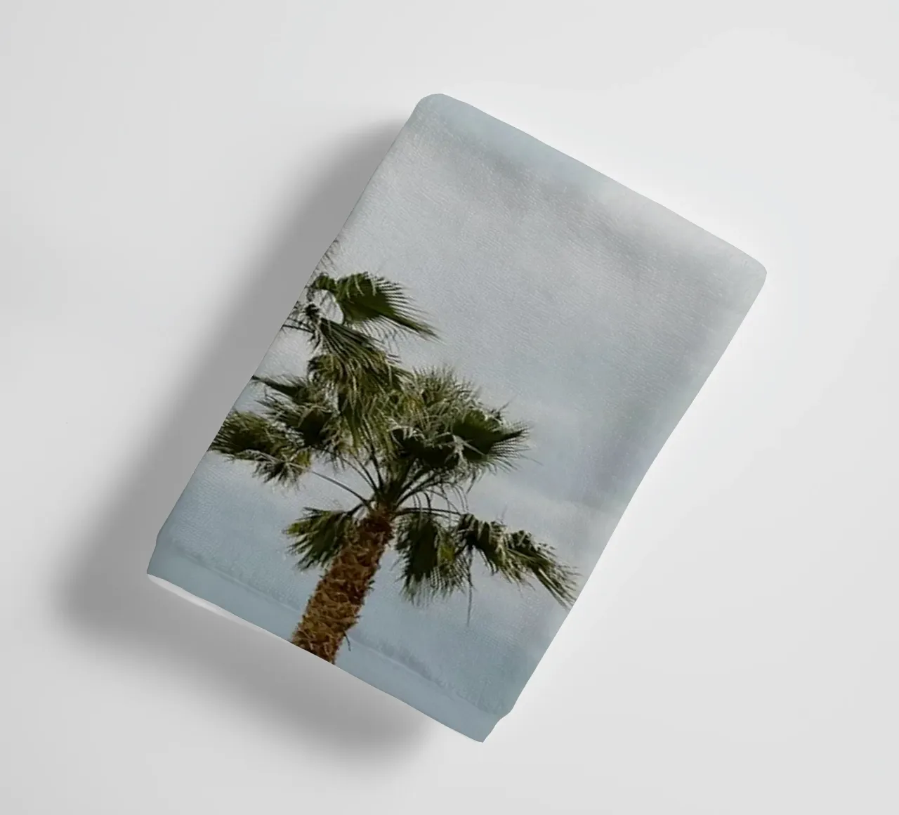 Palm trees in a row at the beach Handtuch von photolovers