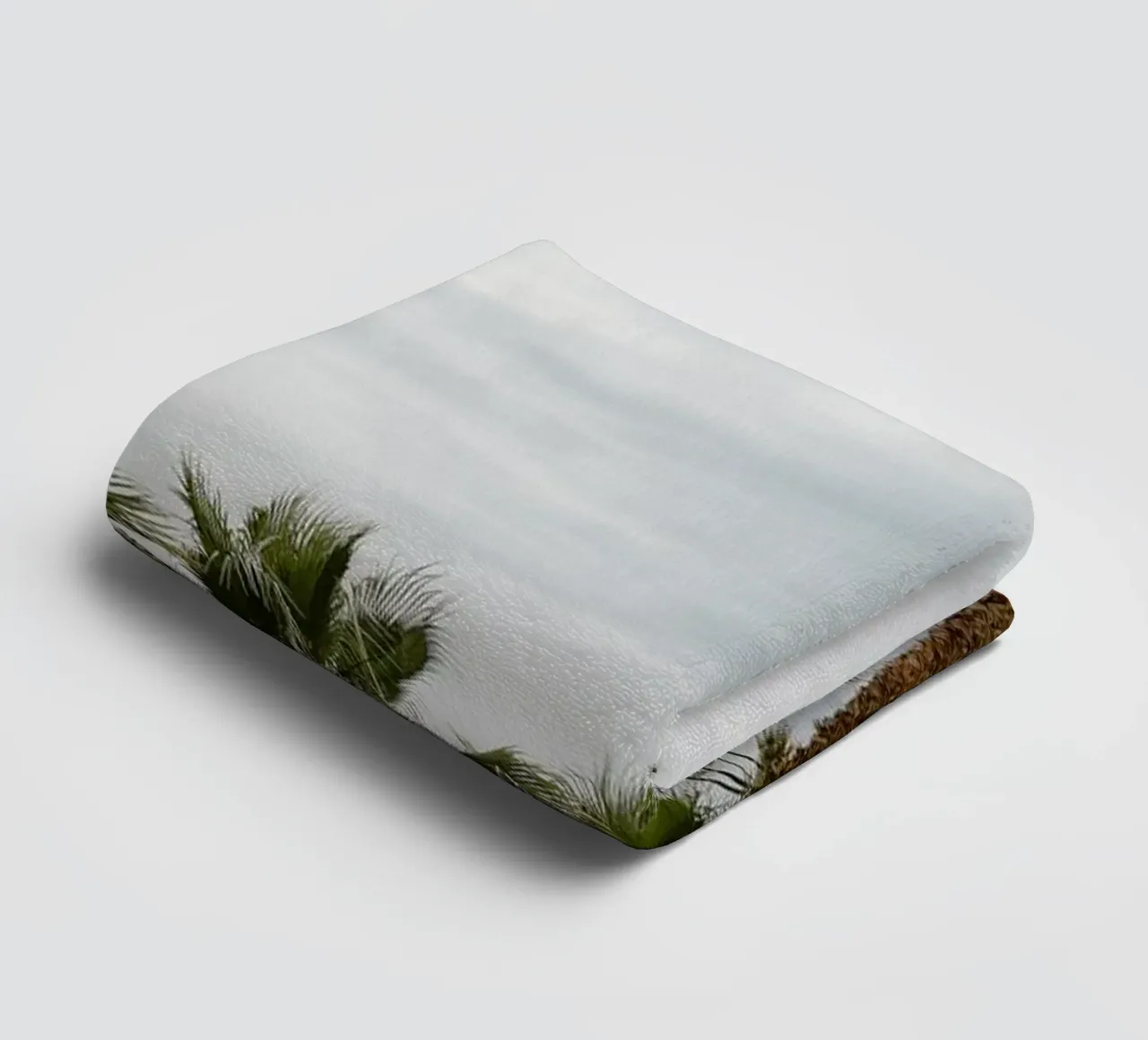 Palm trees in a row at the beach asciugamano da bagno da photolovers