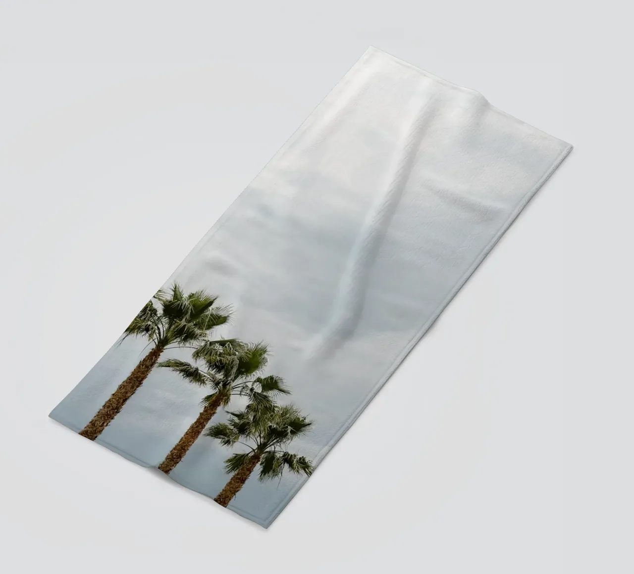 Palm trees in a row at the beach telo mare da photolovers