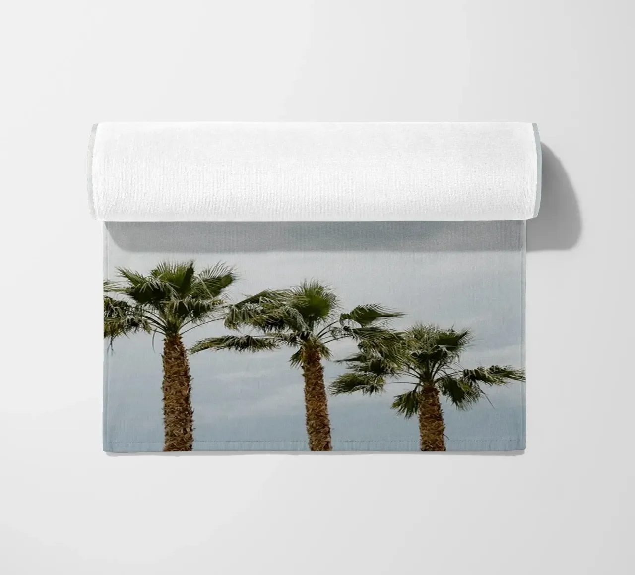 Palm trees in a row at the beach telo mare da photolovers