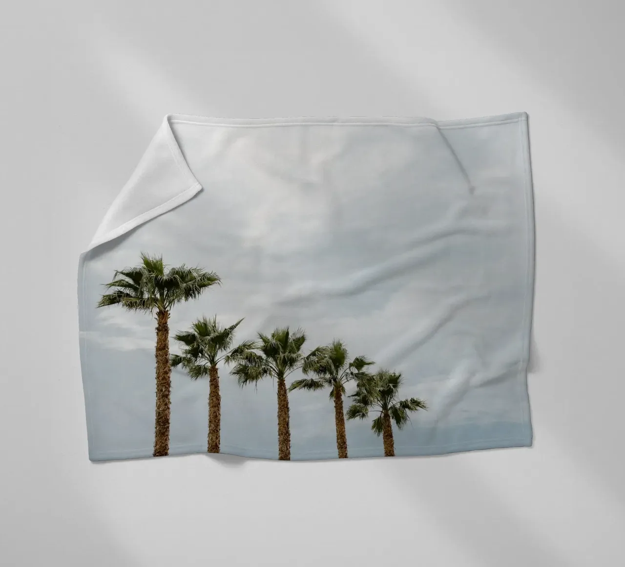 Palm trees in a row at the beach Fleecedecke von photolovers