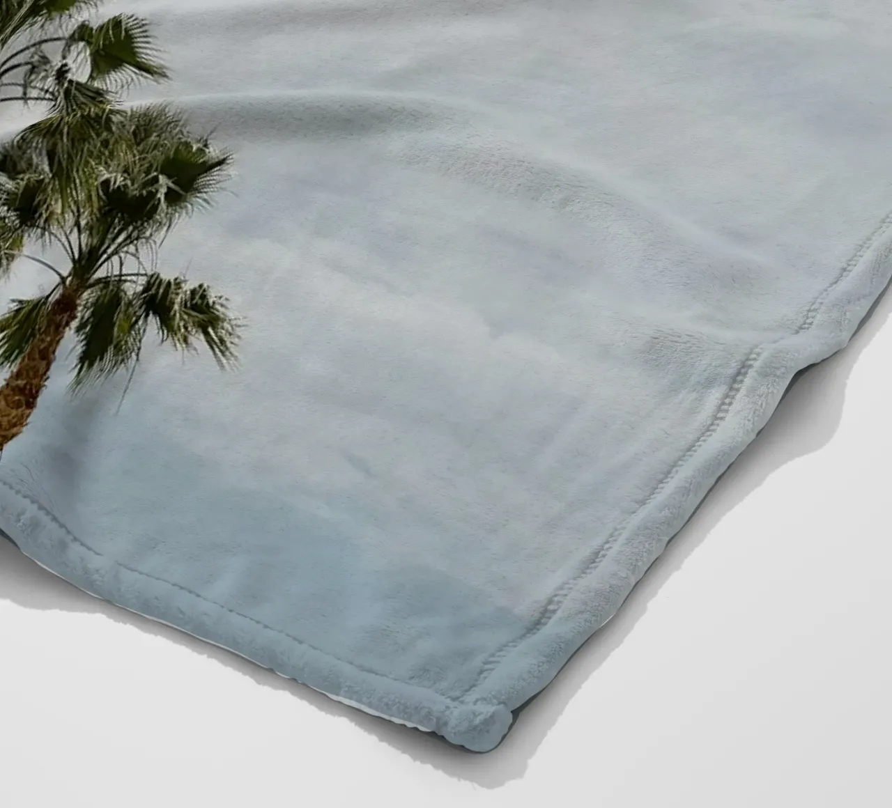 Palm trees in a row at the beach coperta in pile da photolovers