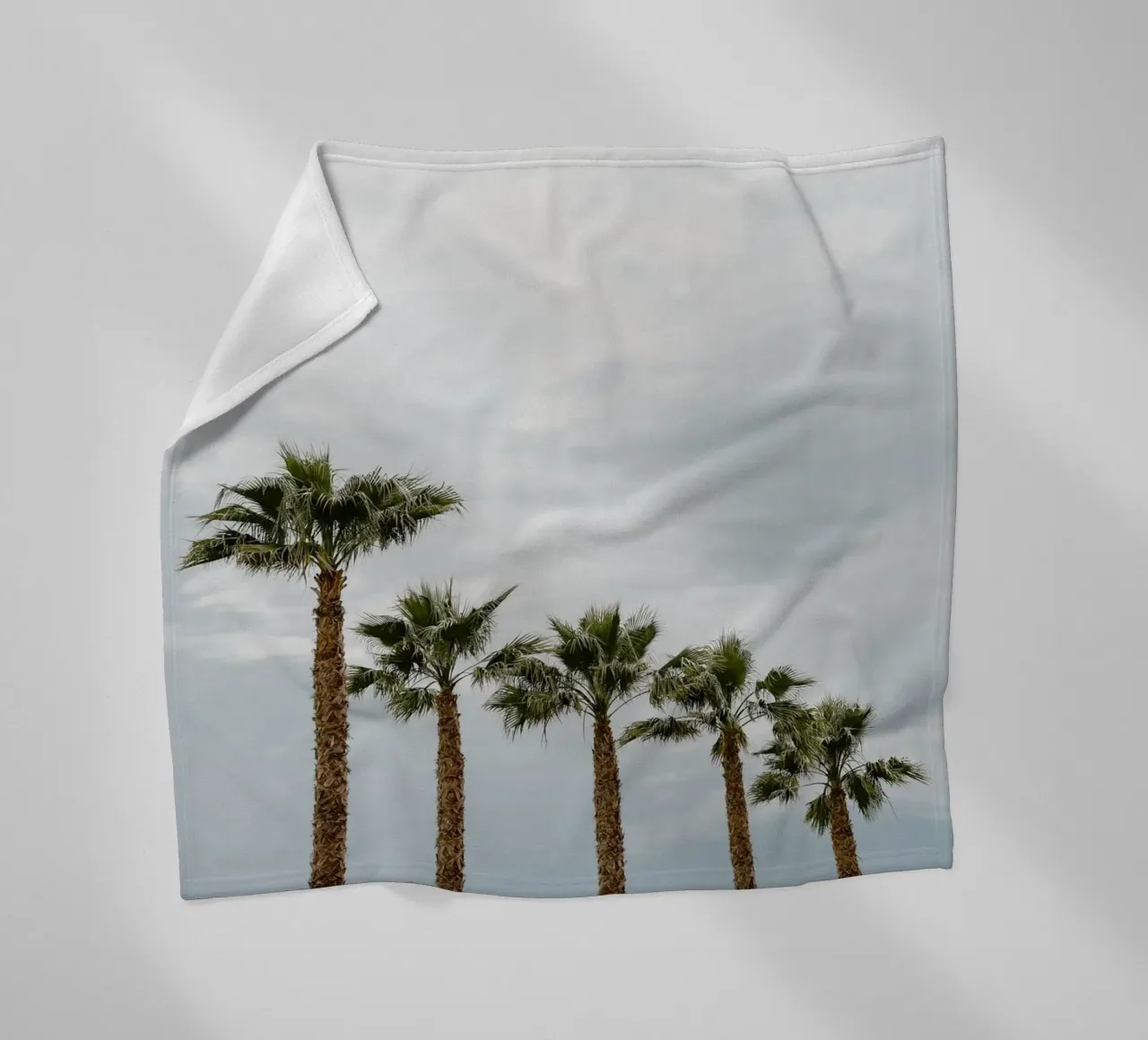 Palm trees in a row at the beach coperta in pile da photolovers