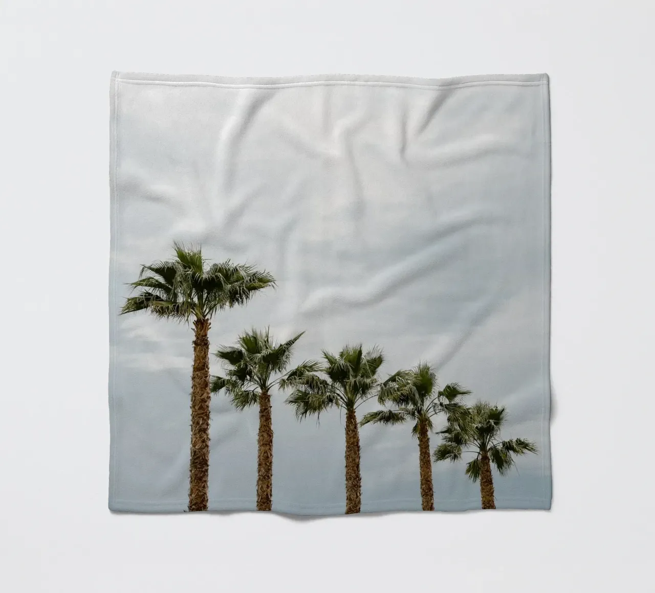 Palm trees in a row at the beach Fleecedecke von photolovers