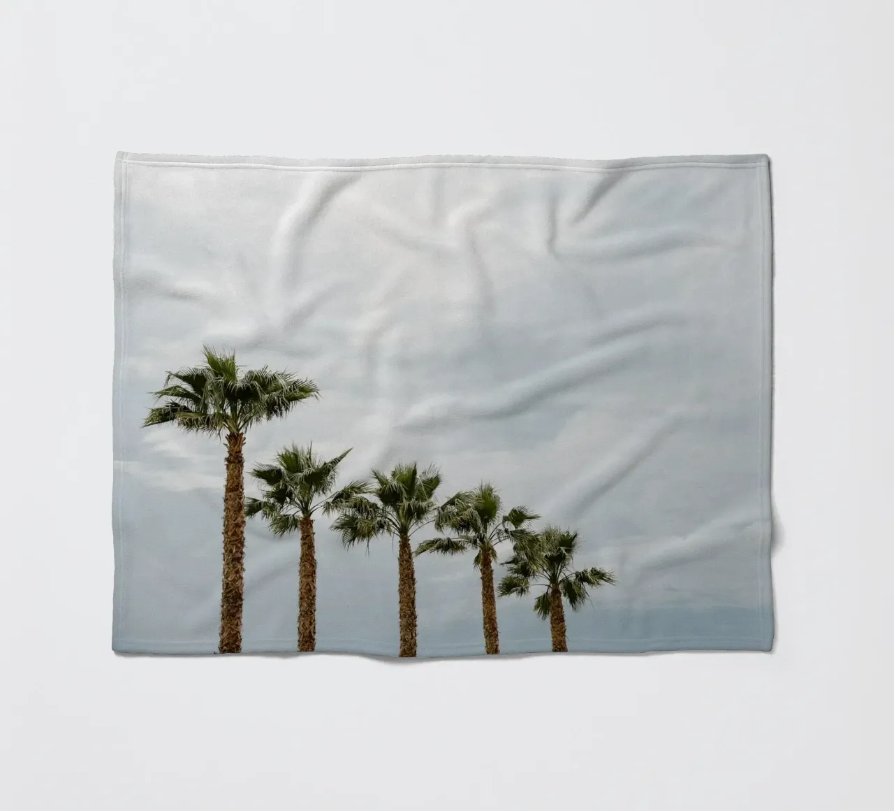 Palm trees in a row at the beach Fleecedecke von photolovers