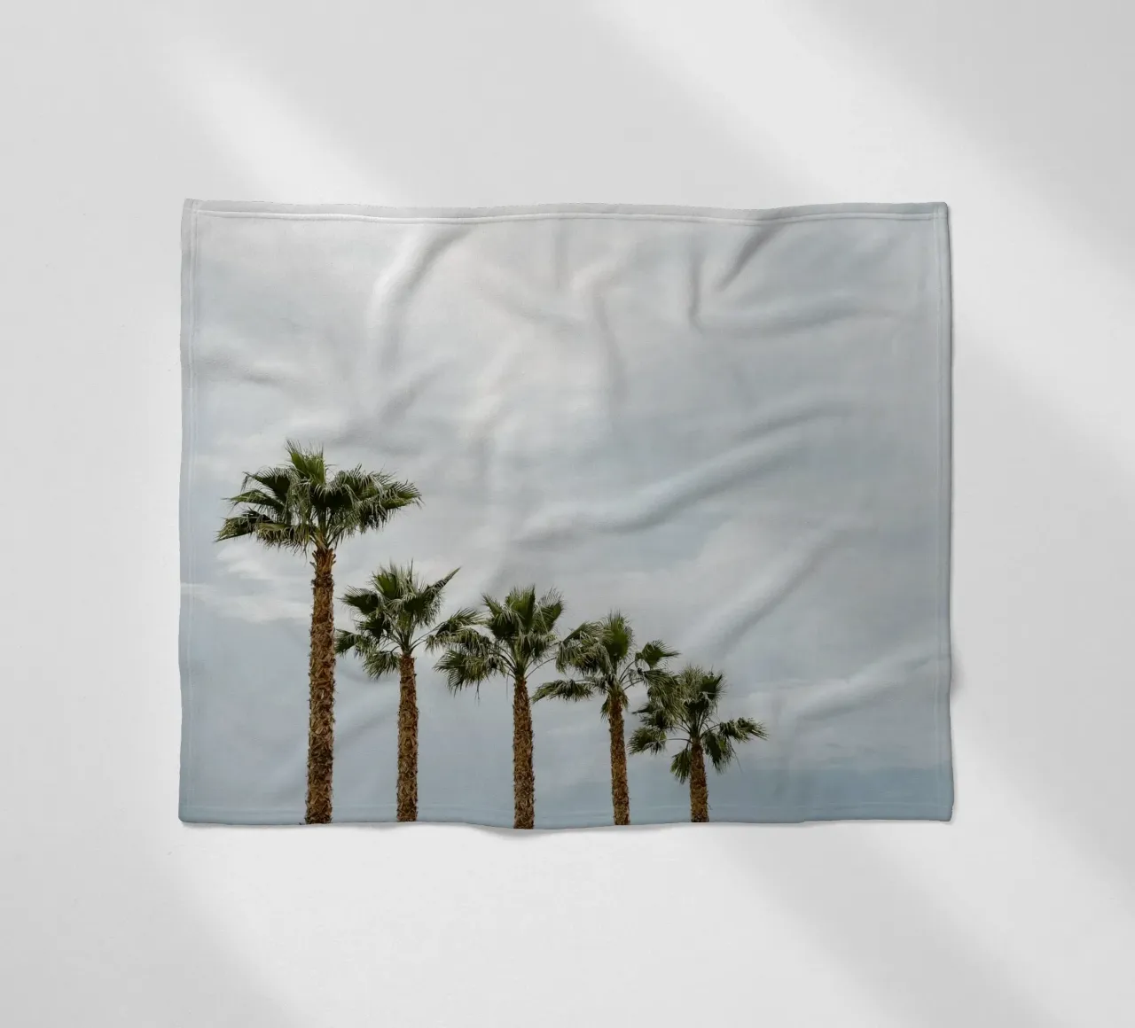 Palm trees in a row at the beach coperta in pile da photolovers