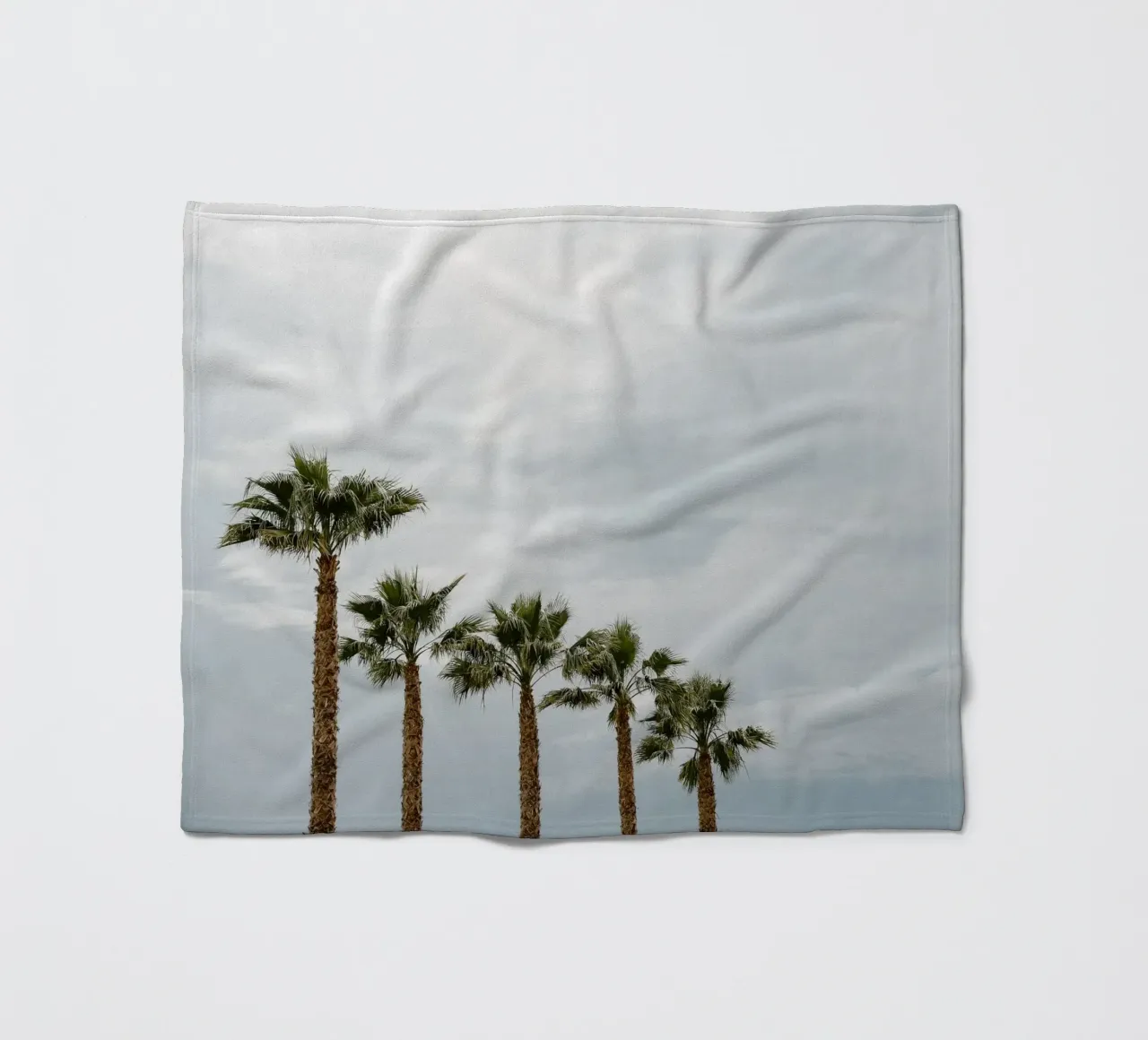 Palm trees in a row at the beach coperta in pile da photolovers