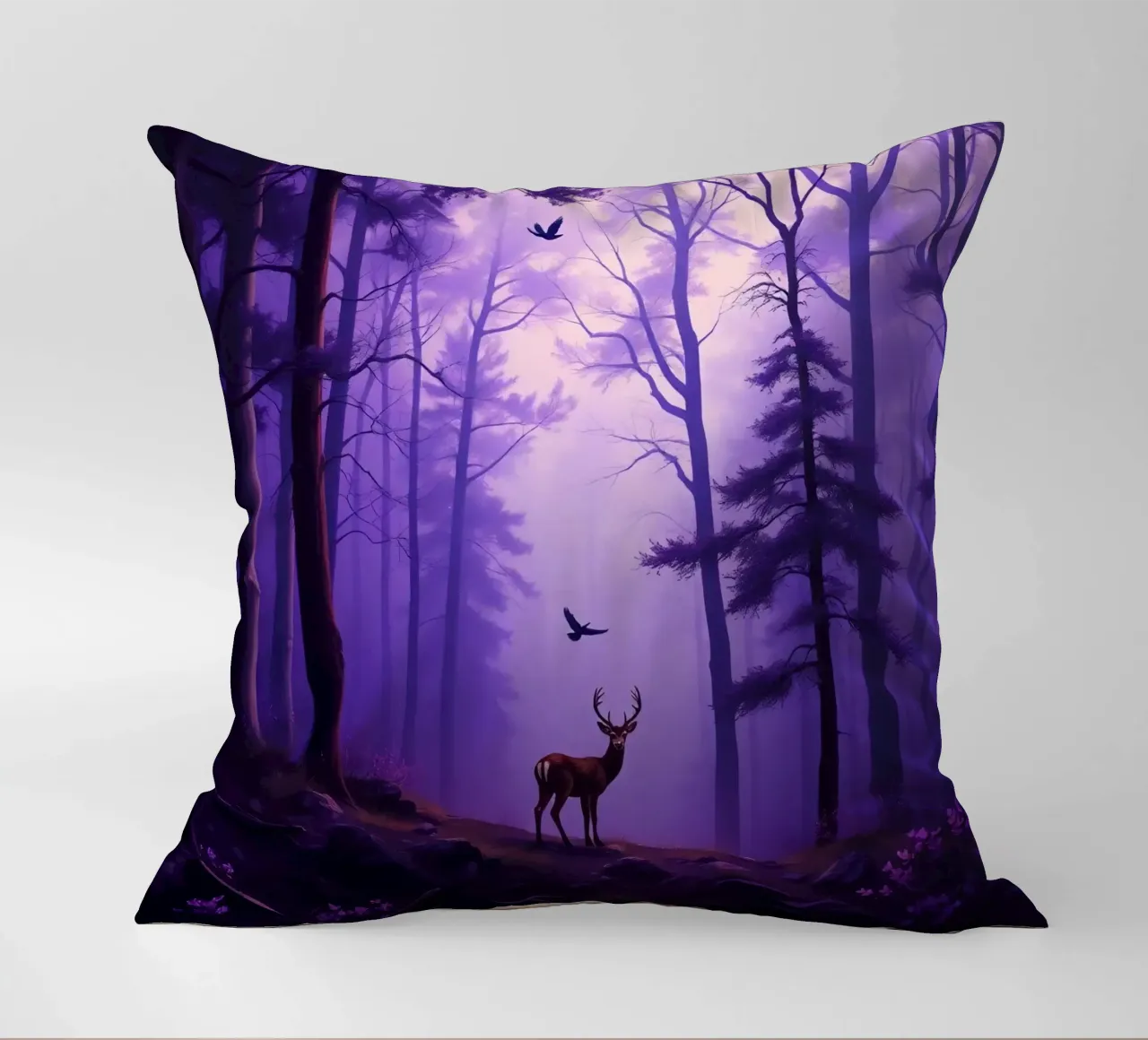 Un cervo maestoso in una foresta nebbiosa al crepuscolo cuscino da DesignDoodle
