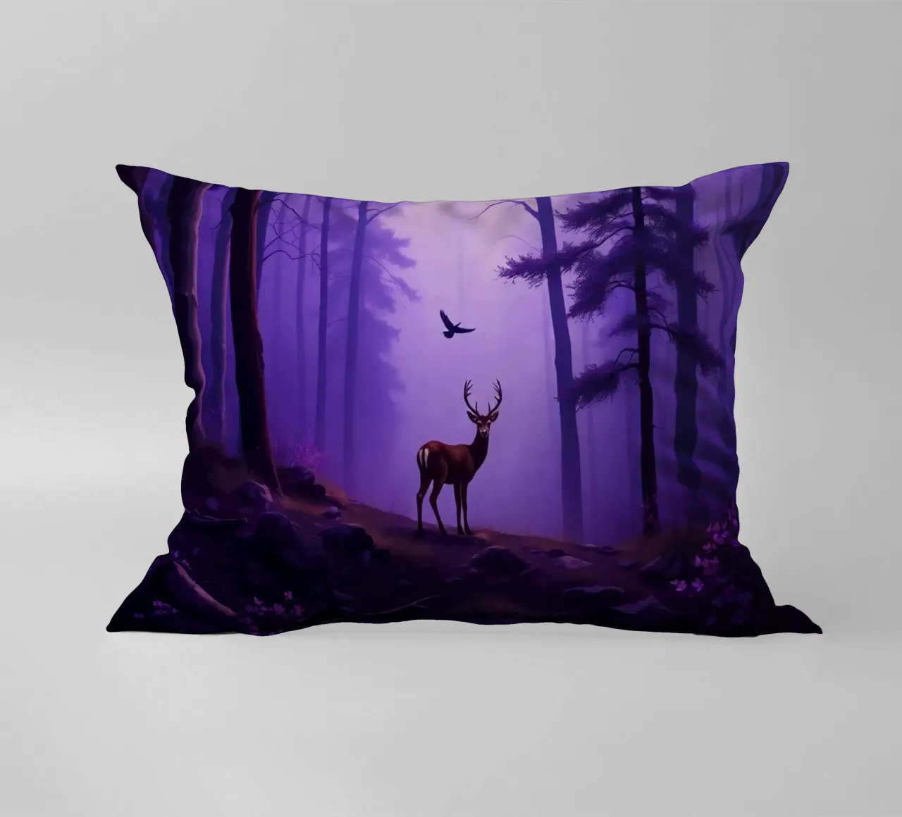 Un cervo maestoso in una foresta nebbiosa al crepuscolo cuscino da DesignDoodle