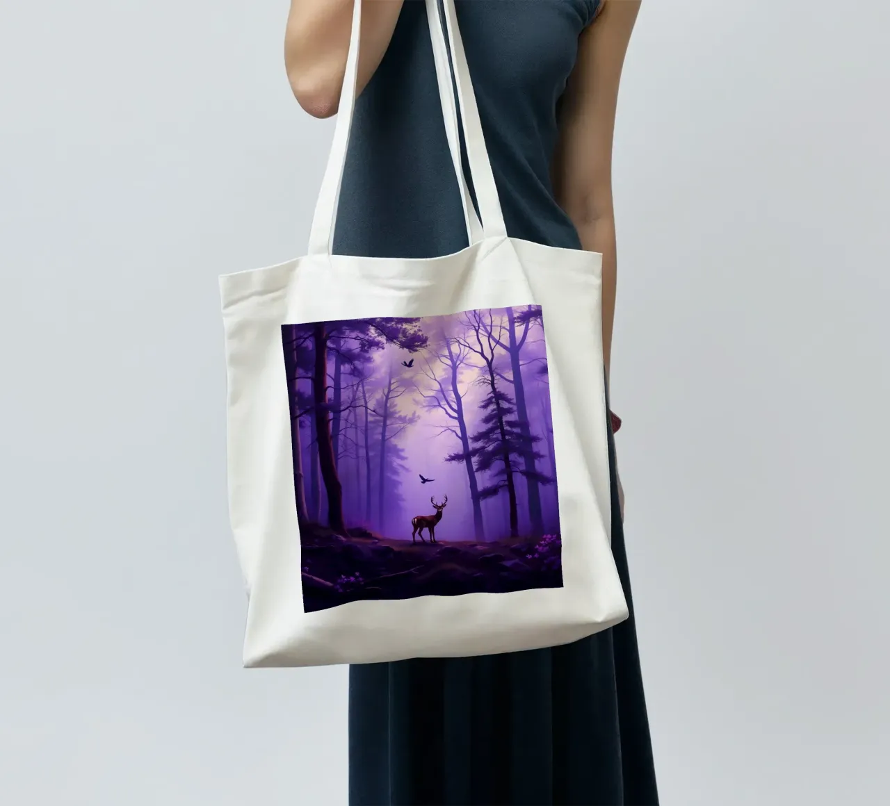 Cerf majestueux dans une forêt brumeuse au crépuscule tote bag de DesignDoodle