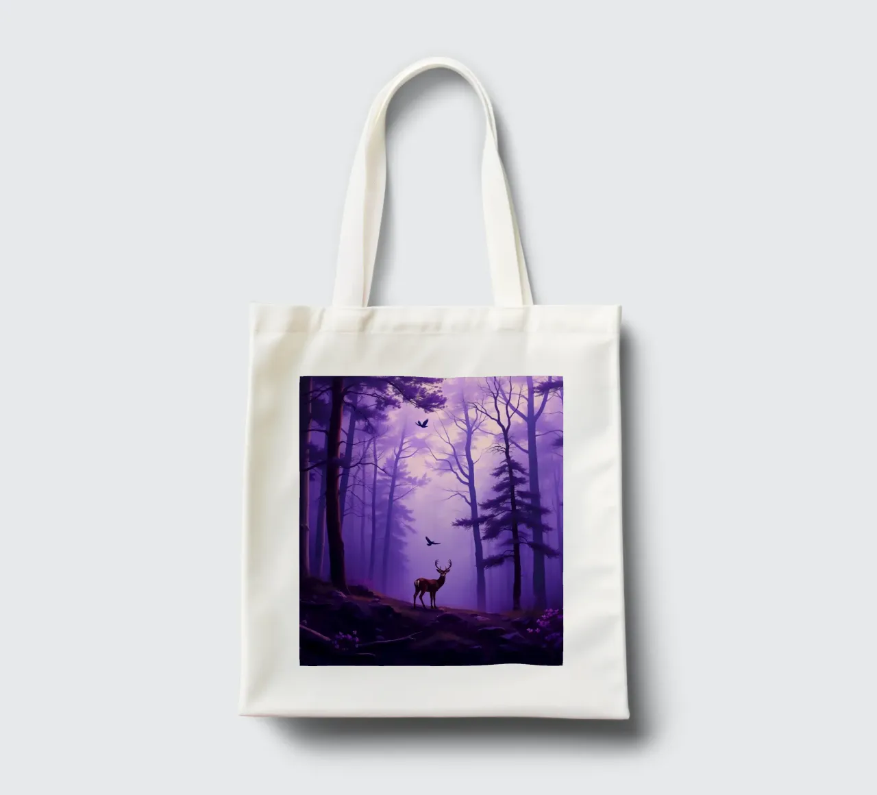 Cerf majestueux dans une forêt brumeuse au crépuscule tote bag de DesignDoodle