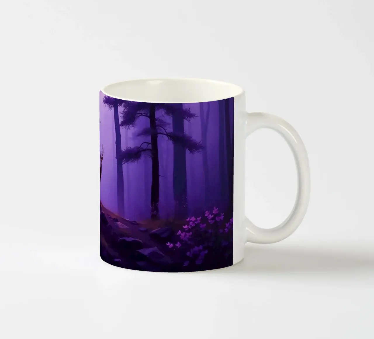 Un cervo maestoso in una foresta nebbiosa al crepuscolo tazza in ceramica da DesignDoodle
