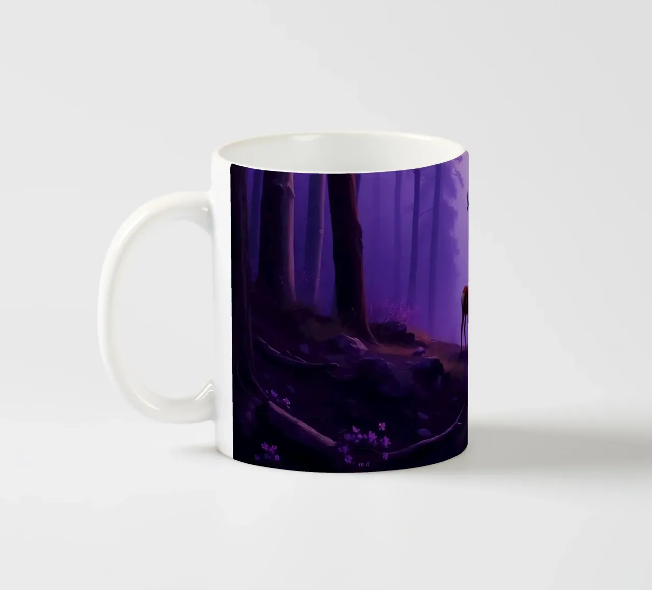 Un cervo maestoso in una foresta nebbiosa al crepuscolo tazza in ceramica da DesignDoodle