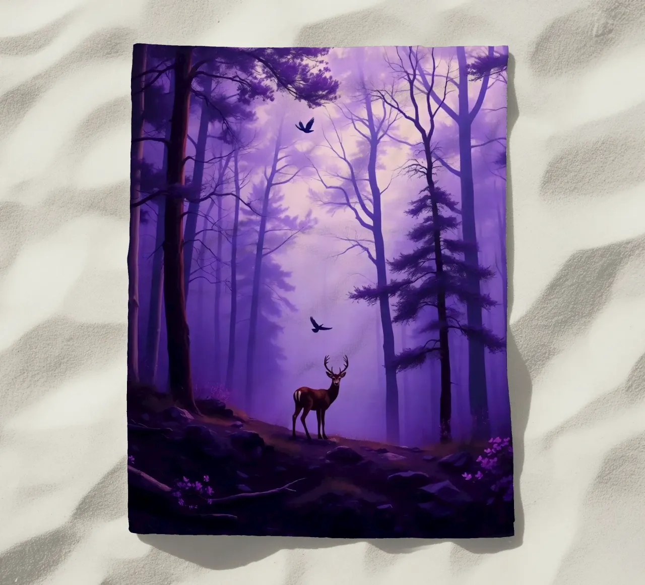 Un cervo maestoso in una foresta nebbiosa al crepuscolo telo mare da DesignDoodle