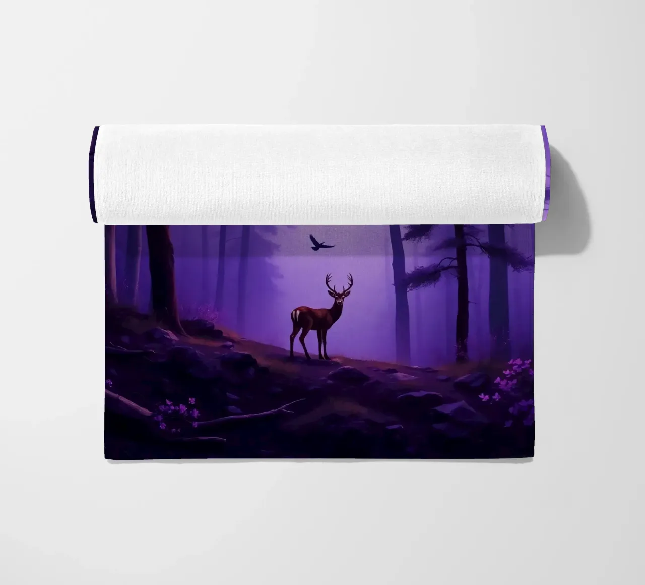 Un cervo maestoso in una foresta nebbiosa al crepuscolo telo mare da DesignDoodle