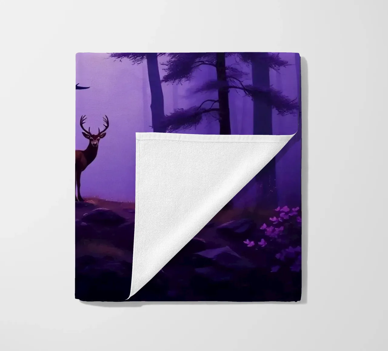 Un cervo maestoso in una foresta nebbiosa al crepuscolo telo mare da DesignDoodle