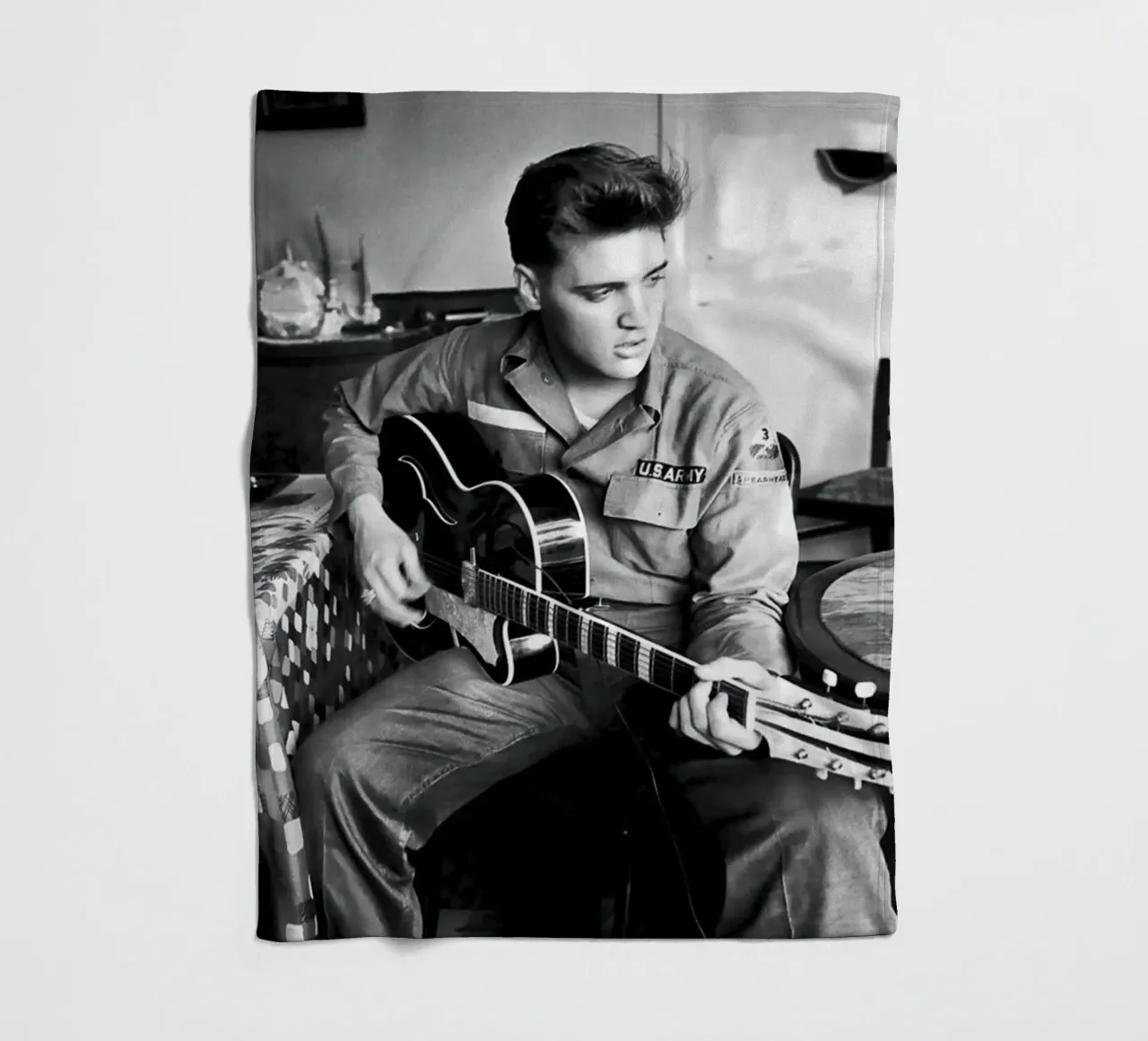 Elvis con la chitarra coperta in pile da Martin studio