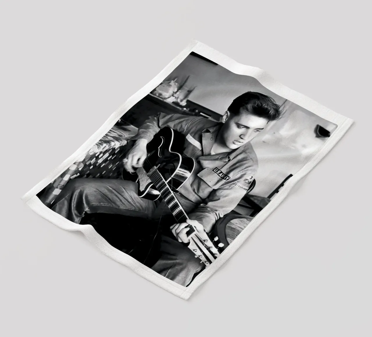 Elvis con la chitarra coperta in pile da Martin studio