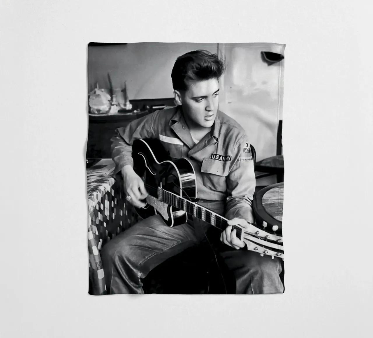 Elvis con la chitarra coperta in pile da Martin studio
