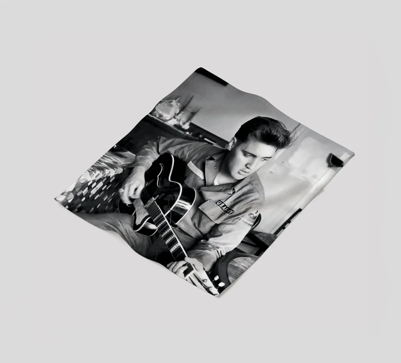 Elvis con la chitarra coperta in pile da Martin studio