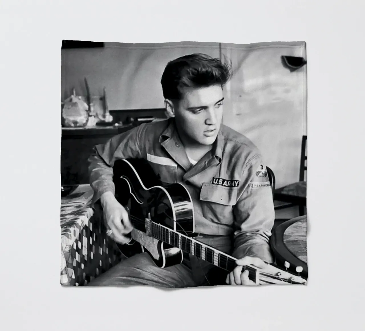 Elvis con la chitarra coperta in pile da Martin studio