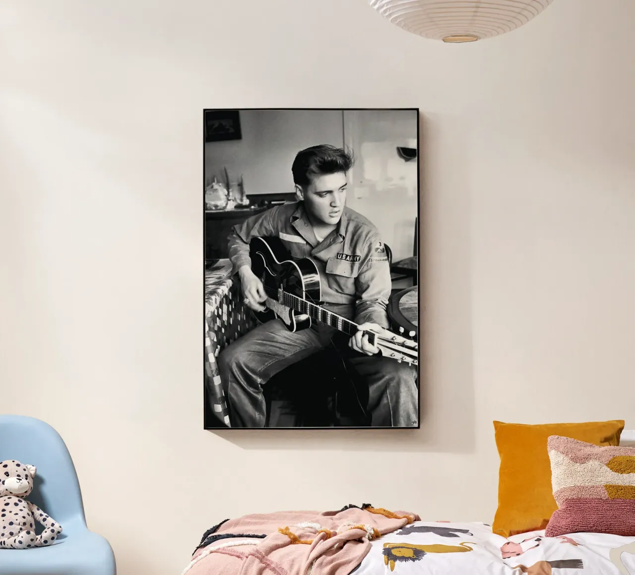Elvis con la chitarra plexiglass da Martin studio