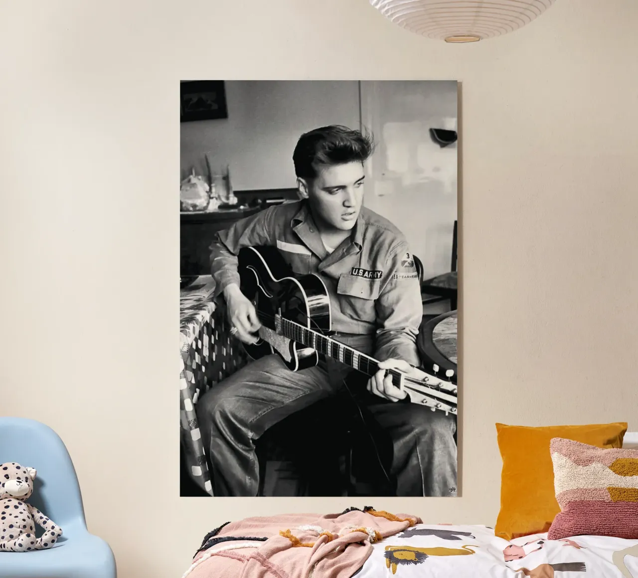 Elvis con la chitarra plexiglass da Martin studio