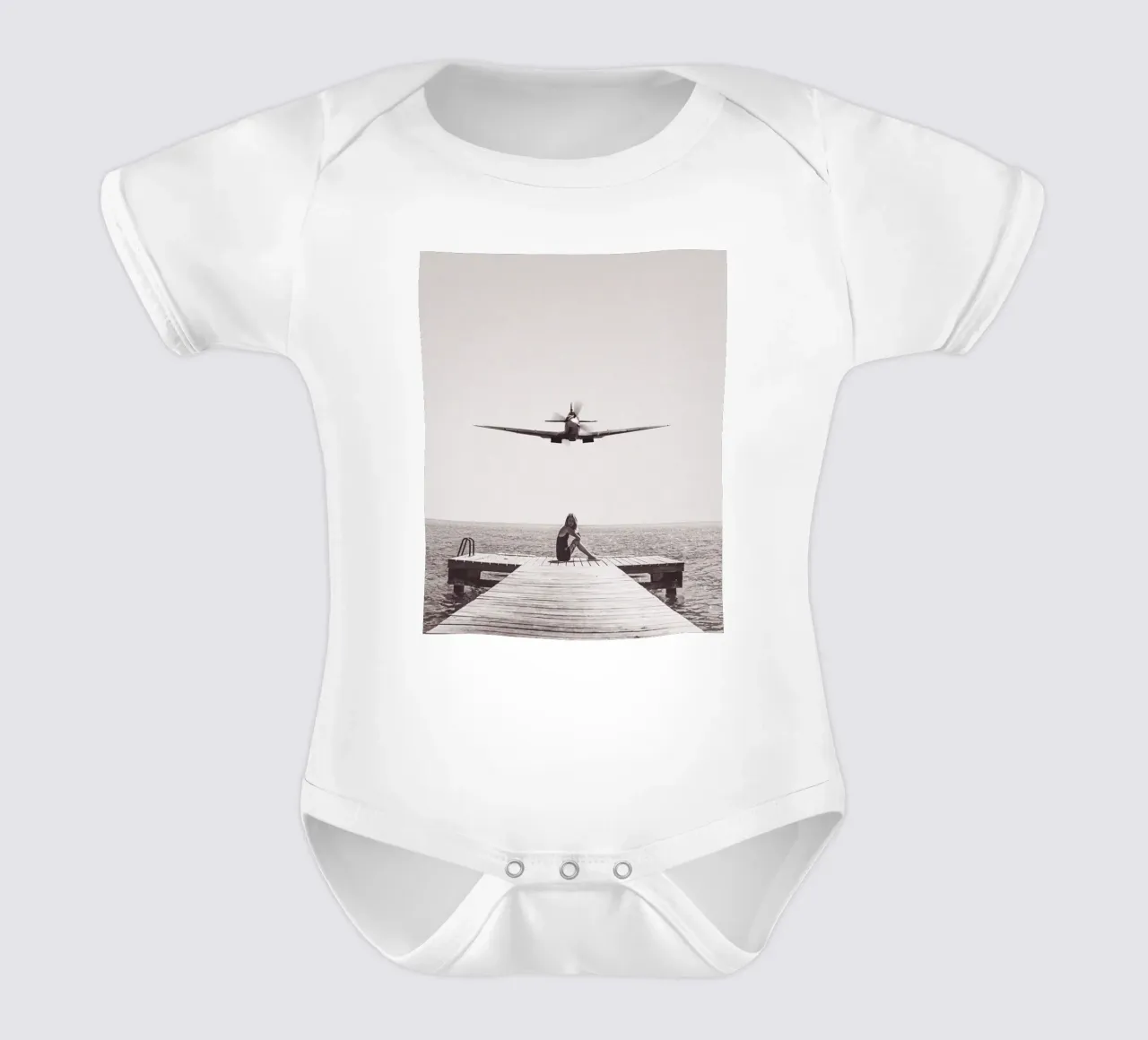 Ragazza in spiaggia body neonato maniche corte da Martin studio