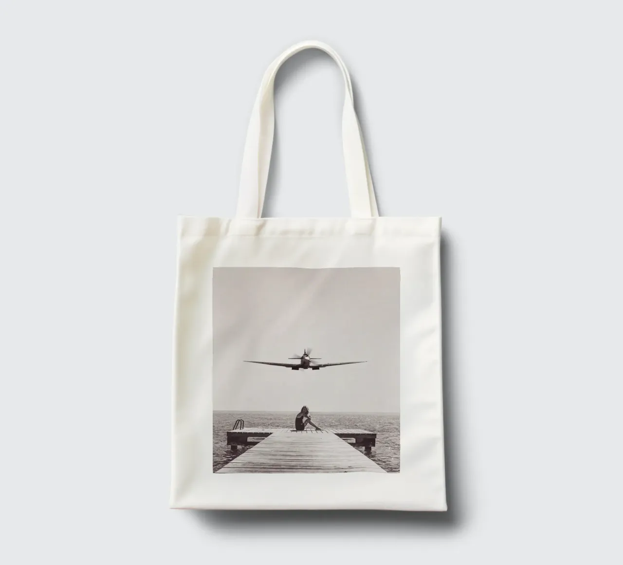 Ragazza in spiaggia borsa in juta da Martin studio