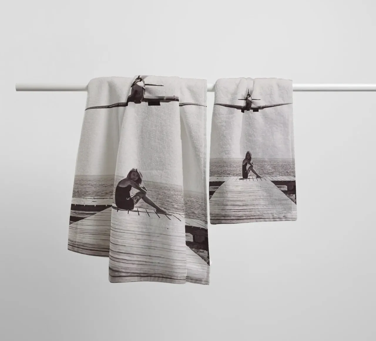 Ragazza in spiaggia asciugamano da bagno da Martin studio