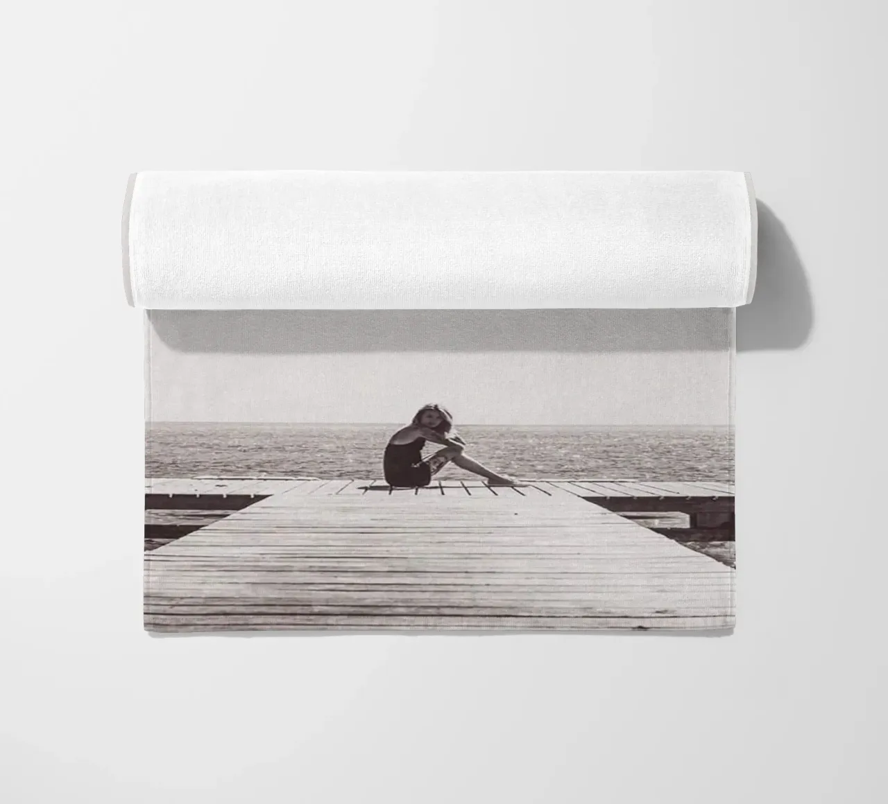 Meisje aan de kant van het strand strandhanddoek van Martin studio